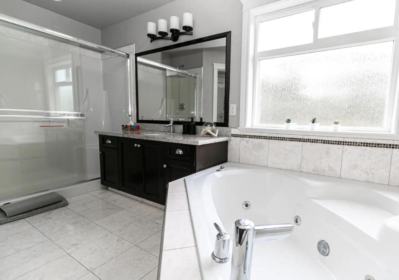 Bellamy Manor Large Home With 5Beds! In Langford Victoria Esterno foto
